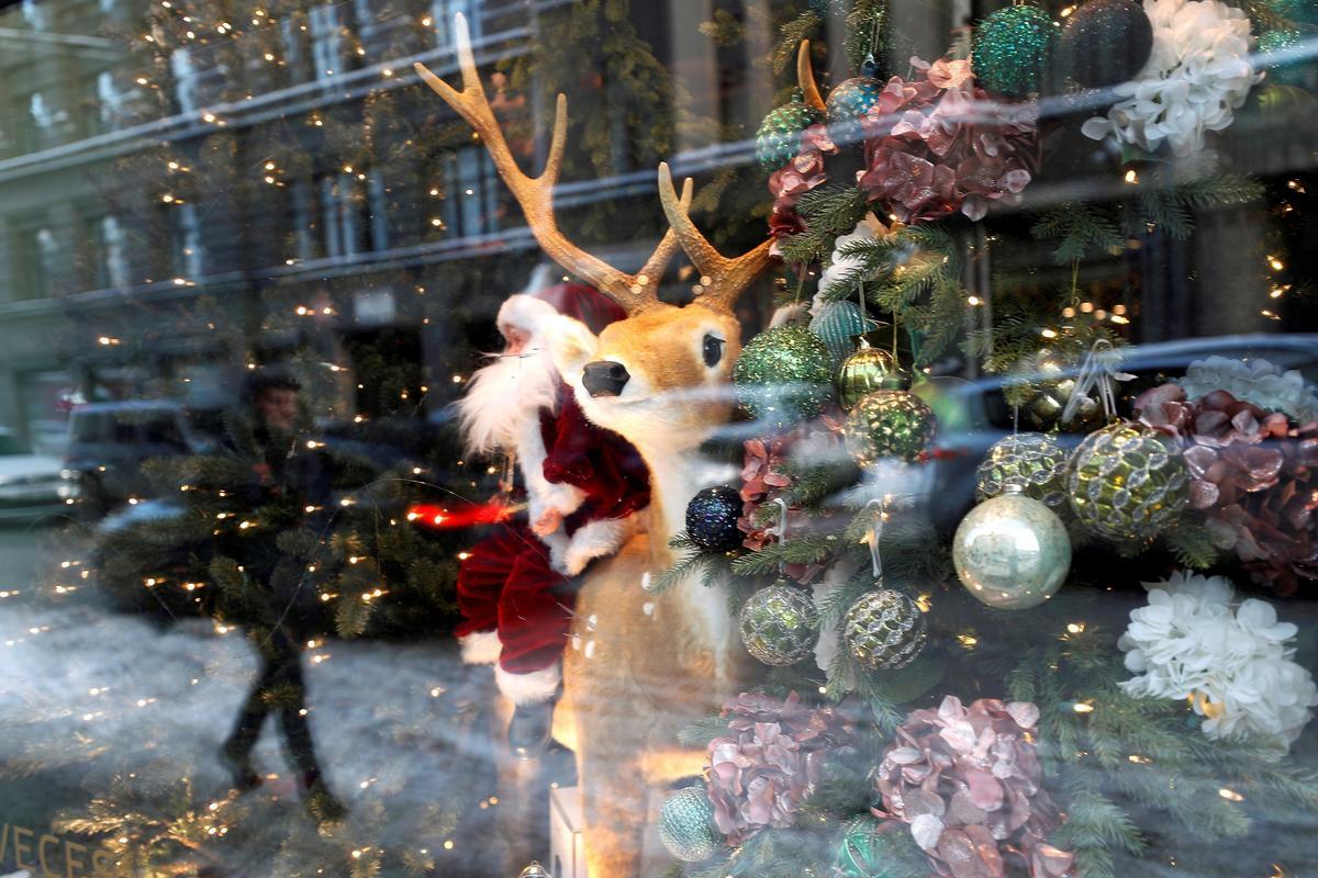 Adornos navideños en un escaparate de Riga, Letonia.