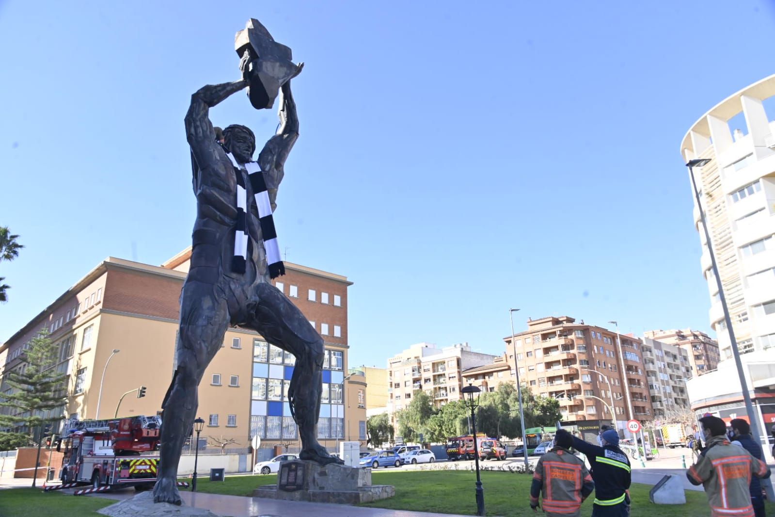 El ‘gegant’ de Tombatossals se enfunda la albinegra por el aniversario del CD Castellón