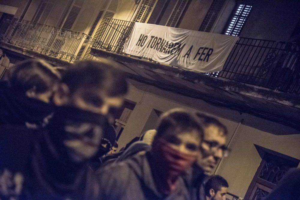 Antifeixistes i espanyolistes conflueixen davant la Guàrdia Civil de Manresa