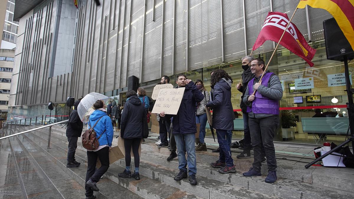 Els docents es manifesten a Girona sota la pluja per revertir les retallades durant l'última jornada de vaga