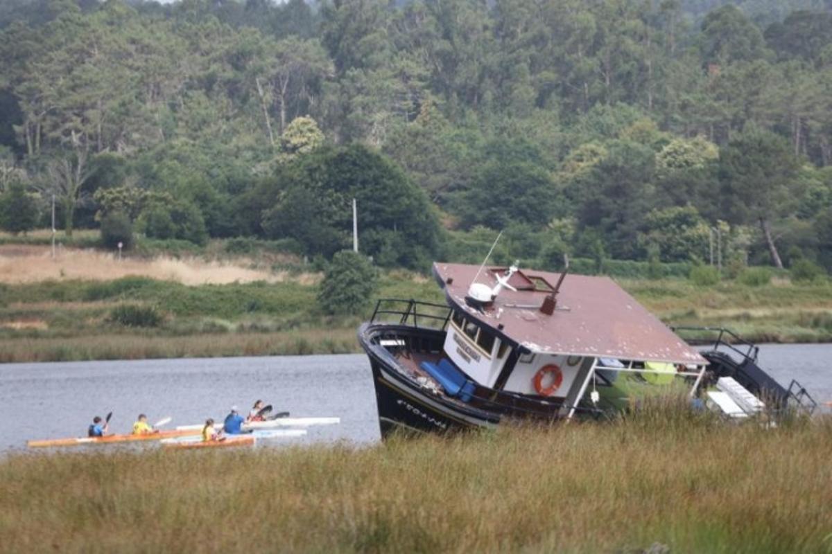 El barco encallado anoche en el río Ulla, a la altura de Catoira, ocupa un importante espacio natural.