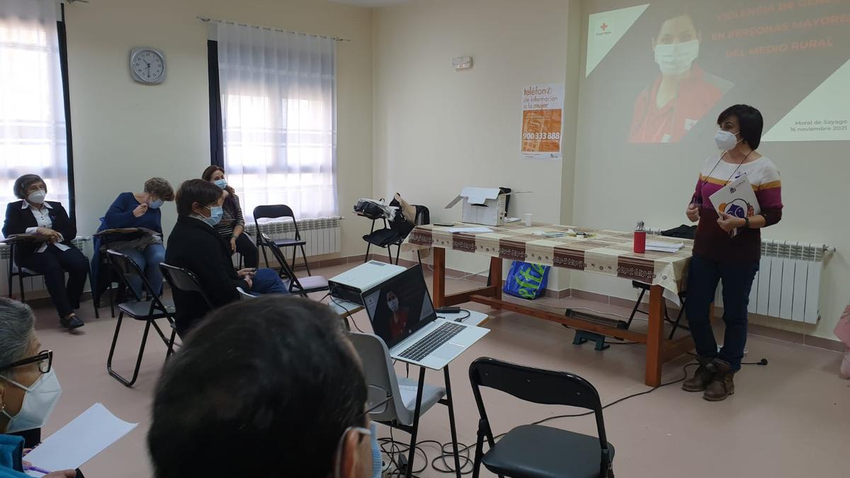 Ana Benito introduce el taller impartido en Moral de Sayago