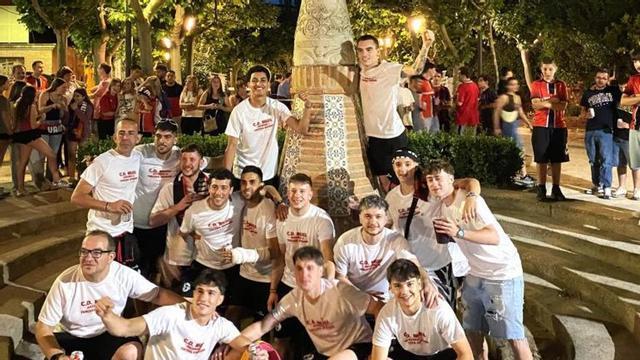 Los jugadores celebraron el ascenso junto a los aficionados.