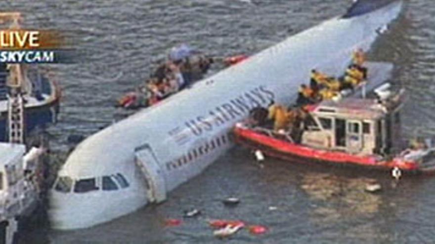 Un avión con 148 personas a bordo se estrella en el río Hudson de Nueva York