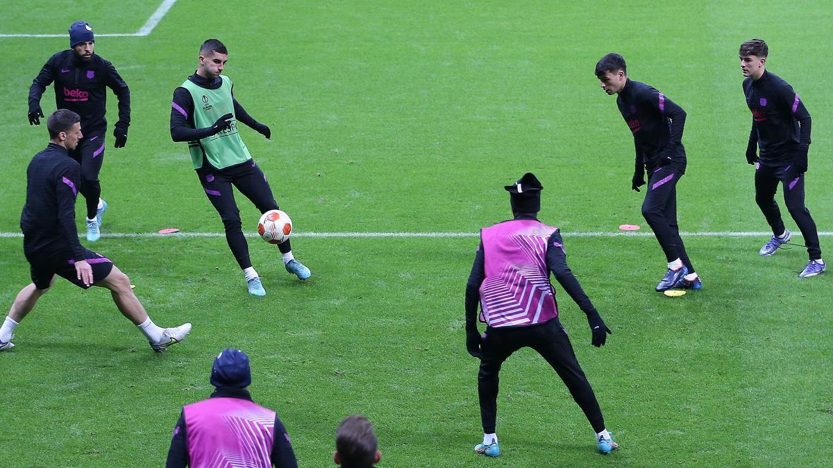Los jugadores del FC Barcelona durante el entrenamiento en el Nef Stadium de Estambul