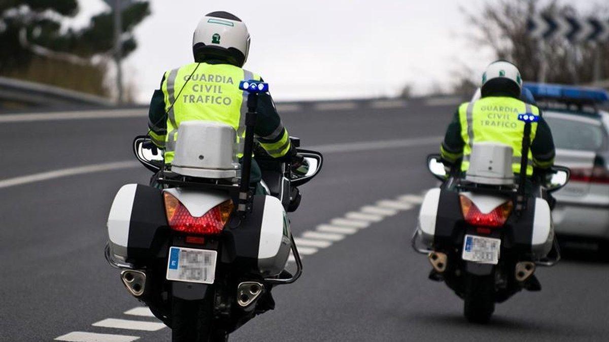 Dos agentes de tráfico de la Guardia Civil