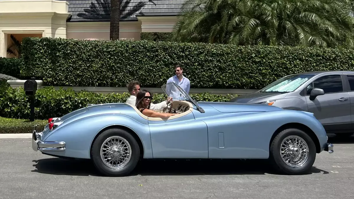 Fueron David Beckham y su mujer Victoria los que condujeron el vehículo antes de regalárselo a los recién casados.