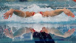 Beatrix Bordas de Hungría compite en la semifinal femenina de los 50m mariposa durante el Campeonato Europeo de piscina corta 2019 disputado en Glasgow.