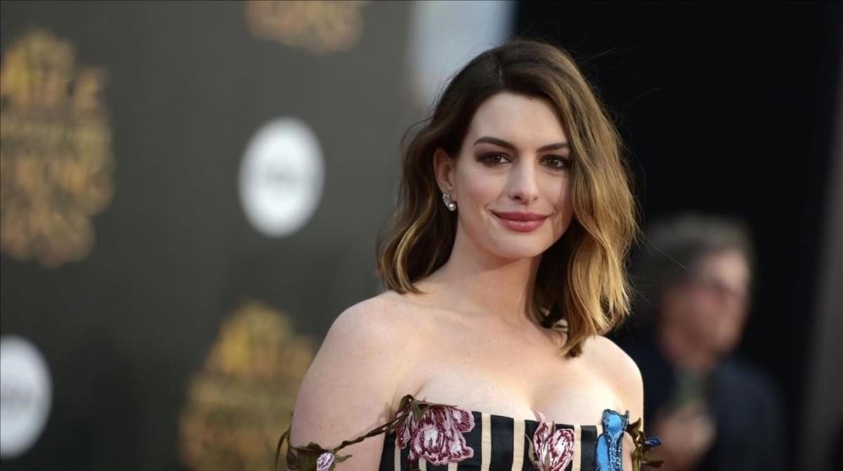 lmmarco35029625 actress anne hathaway at the premiere of  alice through the 160809184133