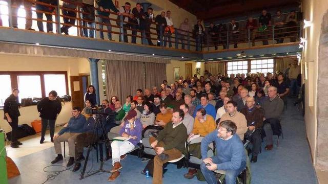 Asistentes a las jornadas "Montes y propiedad", ayer en Cangas del Narcea.