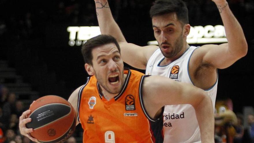 Van Rossom y Campazzo, en una acción del partido.