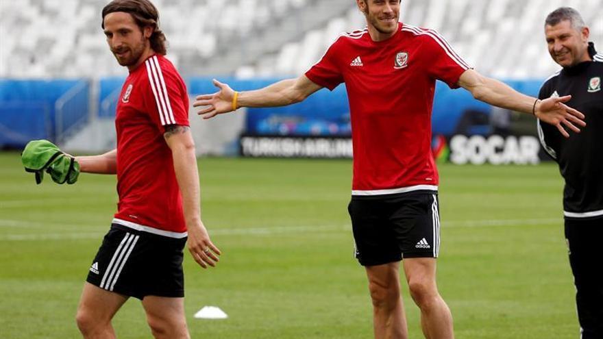 Bale marca un &#039;hat trick&#039; en el exitoso debut de Giggs en el banquillo