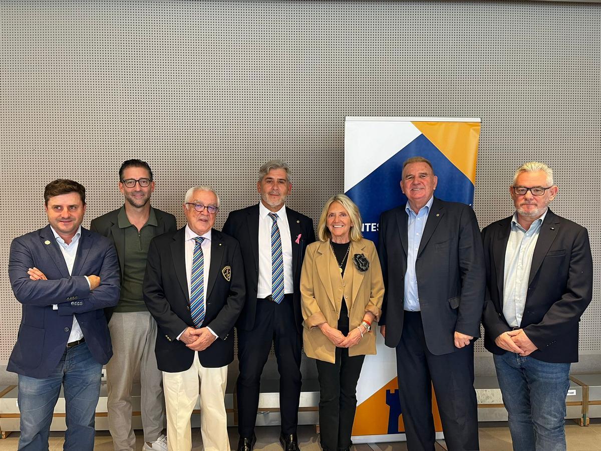 Colaboradores de Rotary en la presentación del festival.