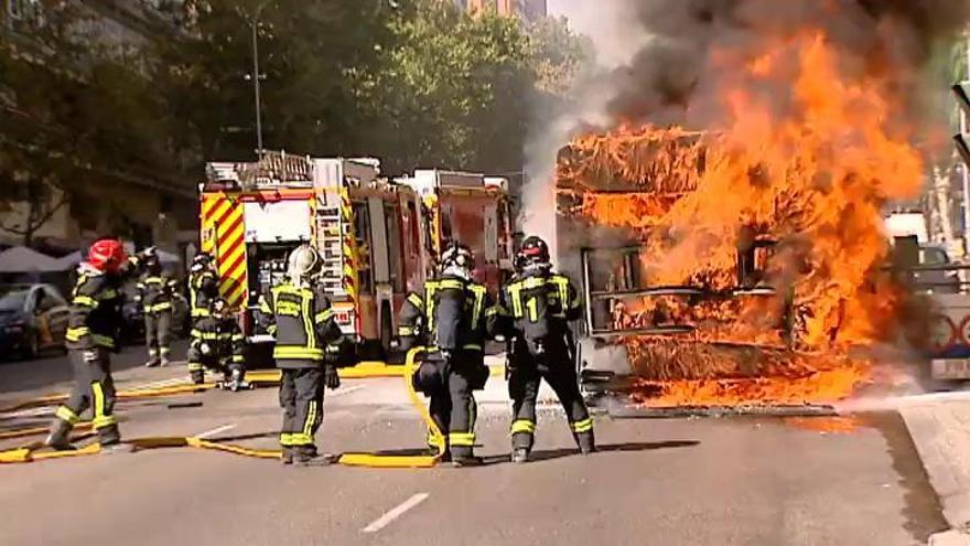 Espectacular incendio de un autobús en Madrid