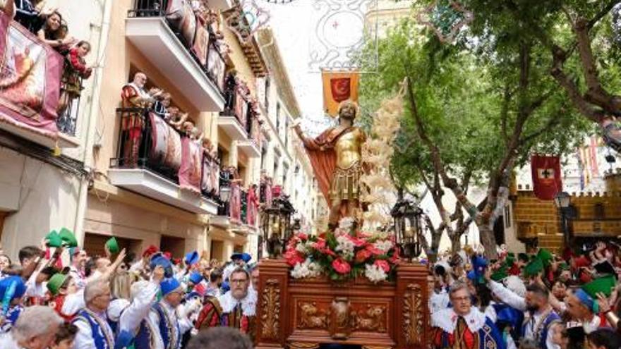 La emocionante llegada de San Bonifacio a la plaça de Baix donde fue aclamado por la multitud.