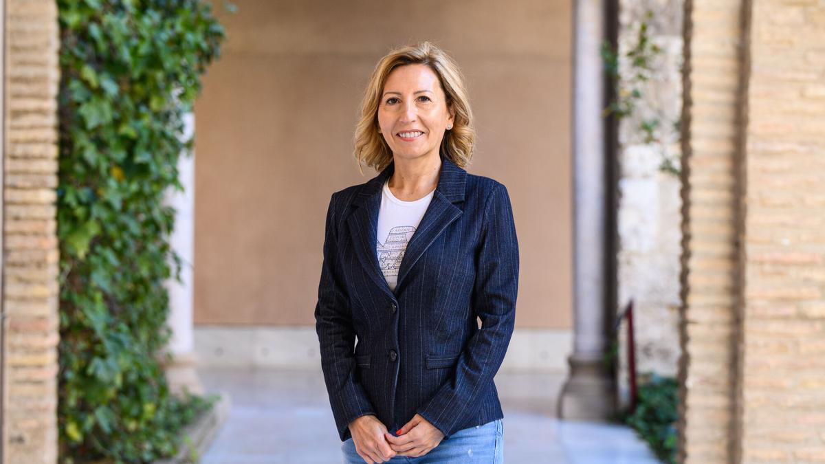 Susana Cobos, a las puertas del Palacio de la Aljafería de Zaragoza.