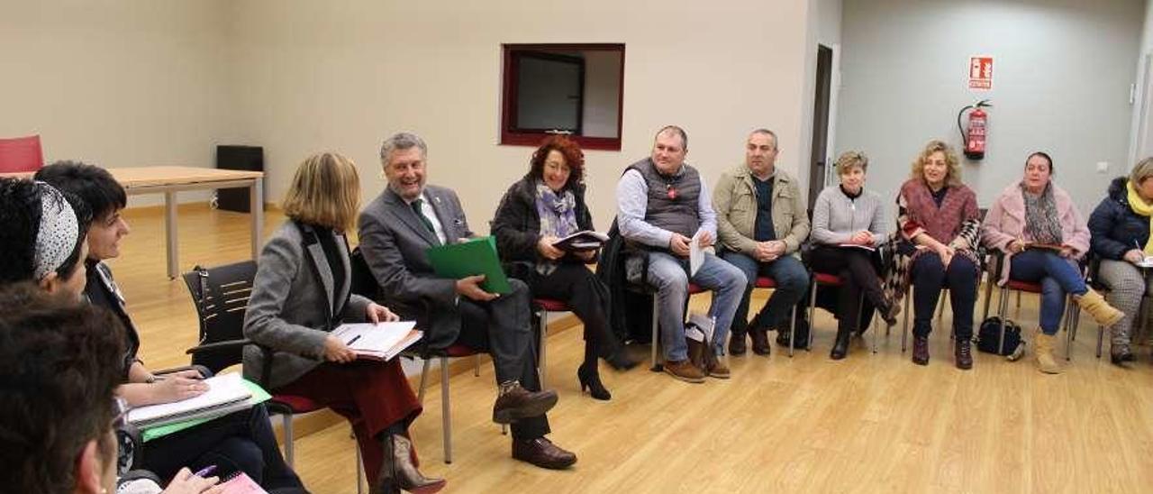 La directora, Paula Álvarez, cuarta por la izquierda, junto a los regidores y técnicos, ayer, en Navia.