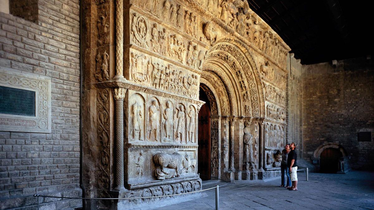 La monumental portalada del Monasterio de Santa Maria de Ripoll, conocida como la “Biblia de piedra”, es una de las grandes obras maestras del románico europeo.