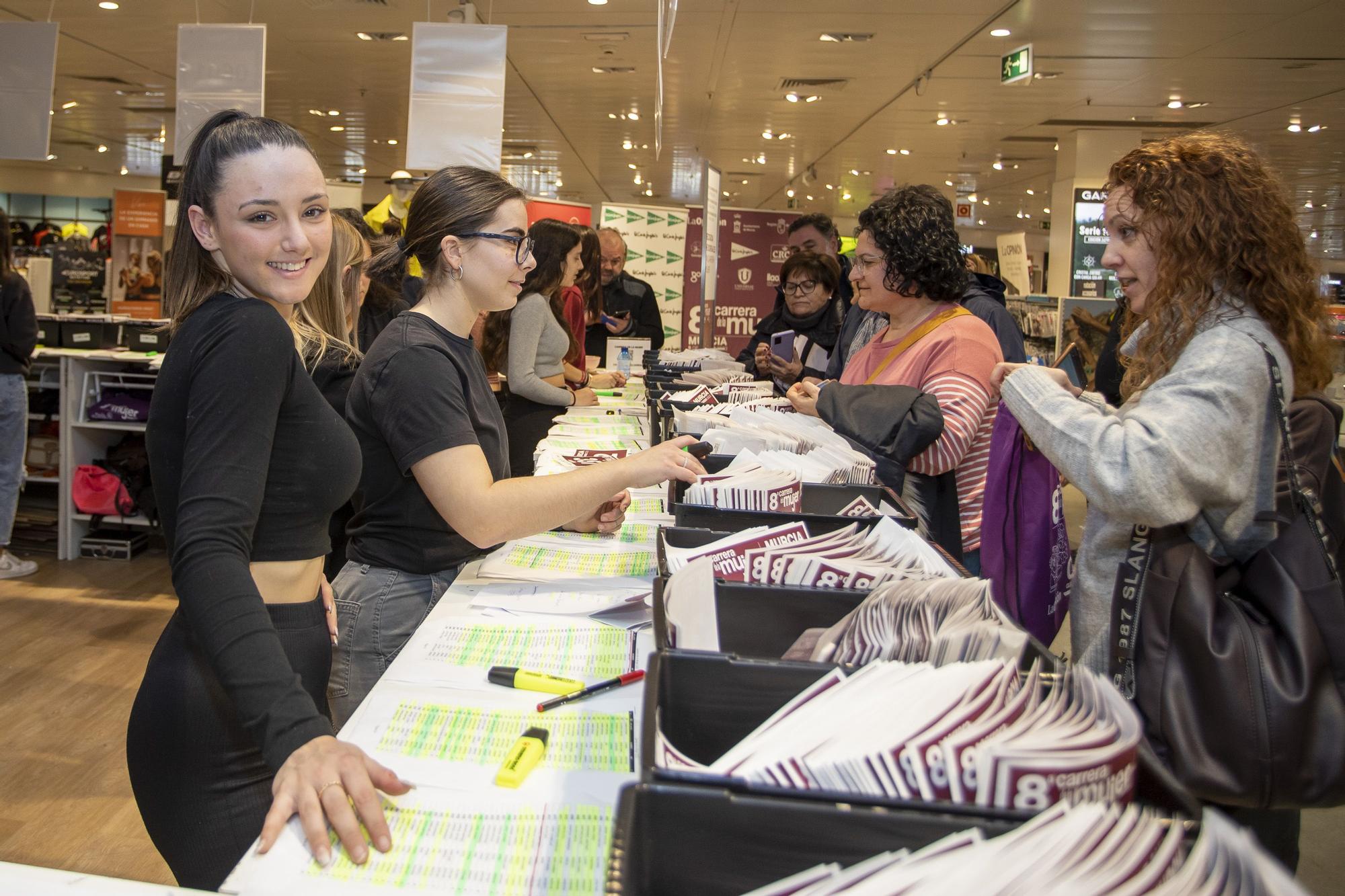 Entrega de dorsales de la Carrera de la Mujer (viernes por la tarde)