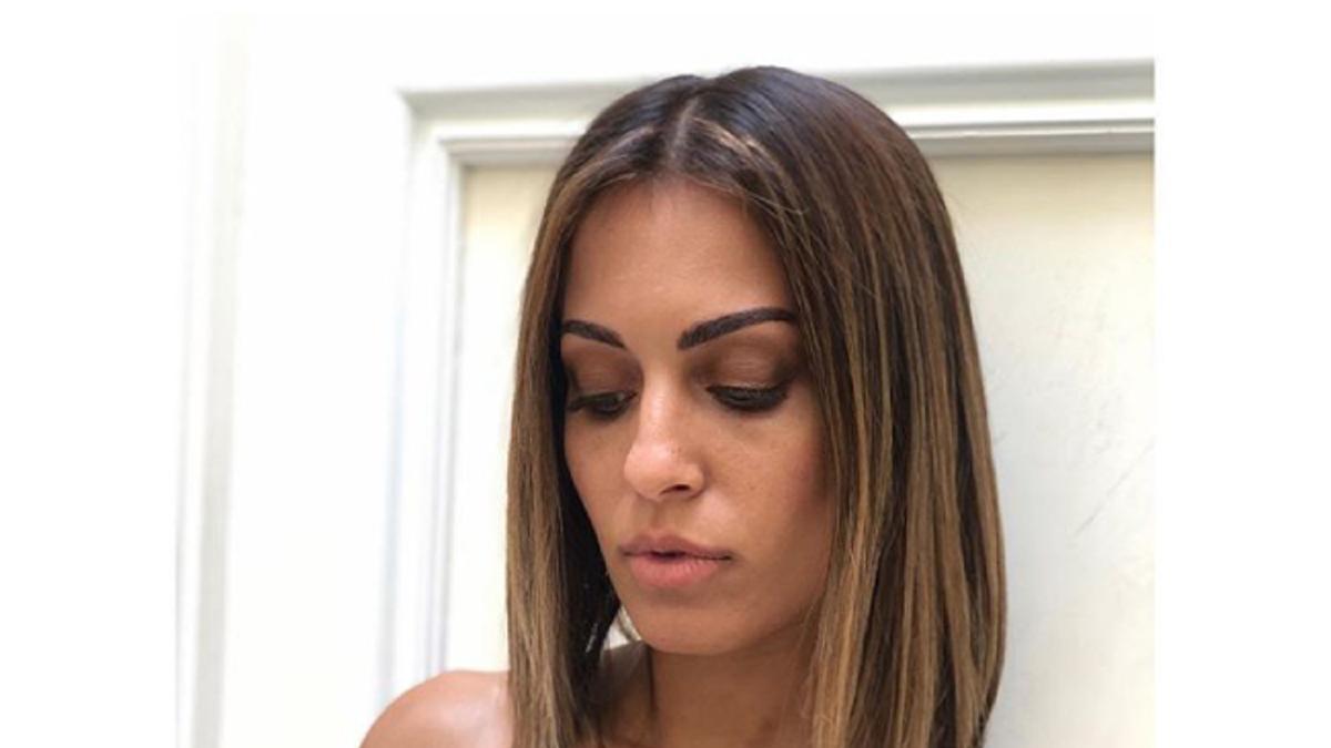 Hiba Abouk es como cualquiera de nosotras y también se tiñe las canas en casa durante la cuarentena, ¿habrá cambiado de color de pelo?