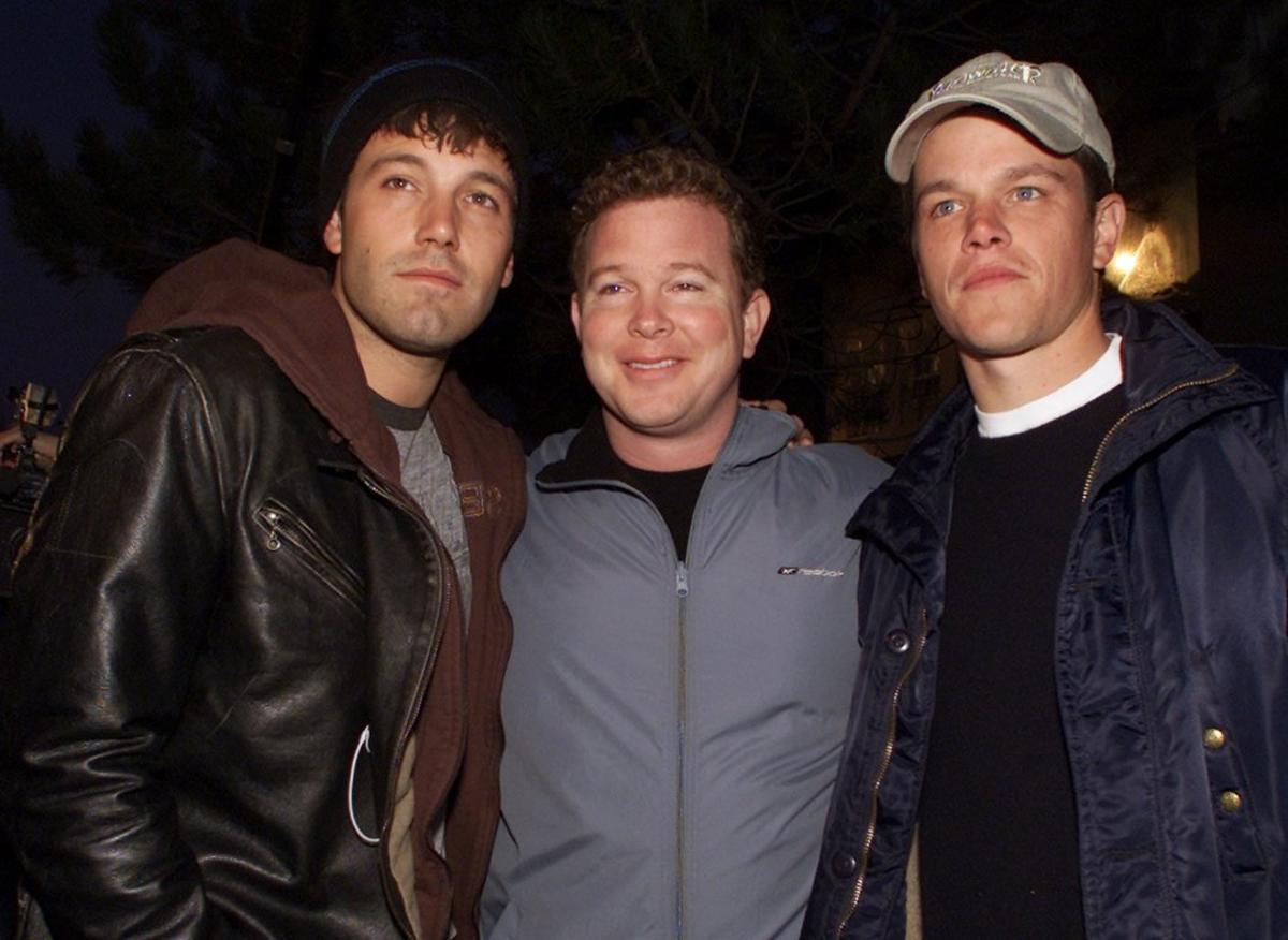 Affleck y Damon rodean al director Pete Jones, en la ’premier’ de ’Stolen Summer’, en el Festival de Sundance del 2002.