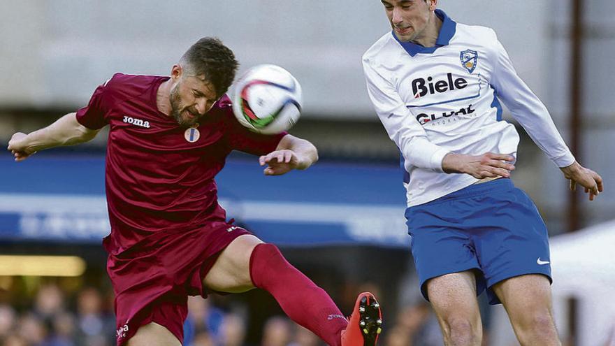 Dudi golpea el balón con la cabeza ante un jugador del Lagun Onak.