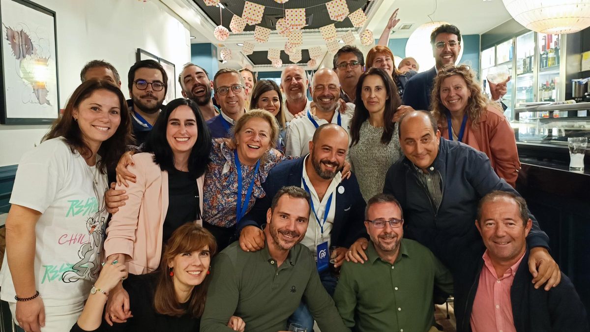 Asistentes a la fiesta del PP de Cáceres.