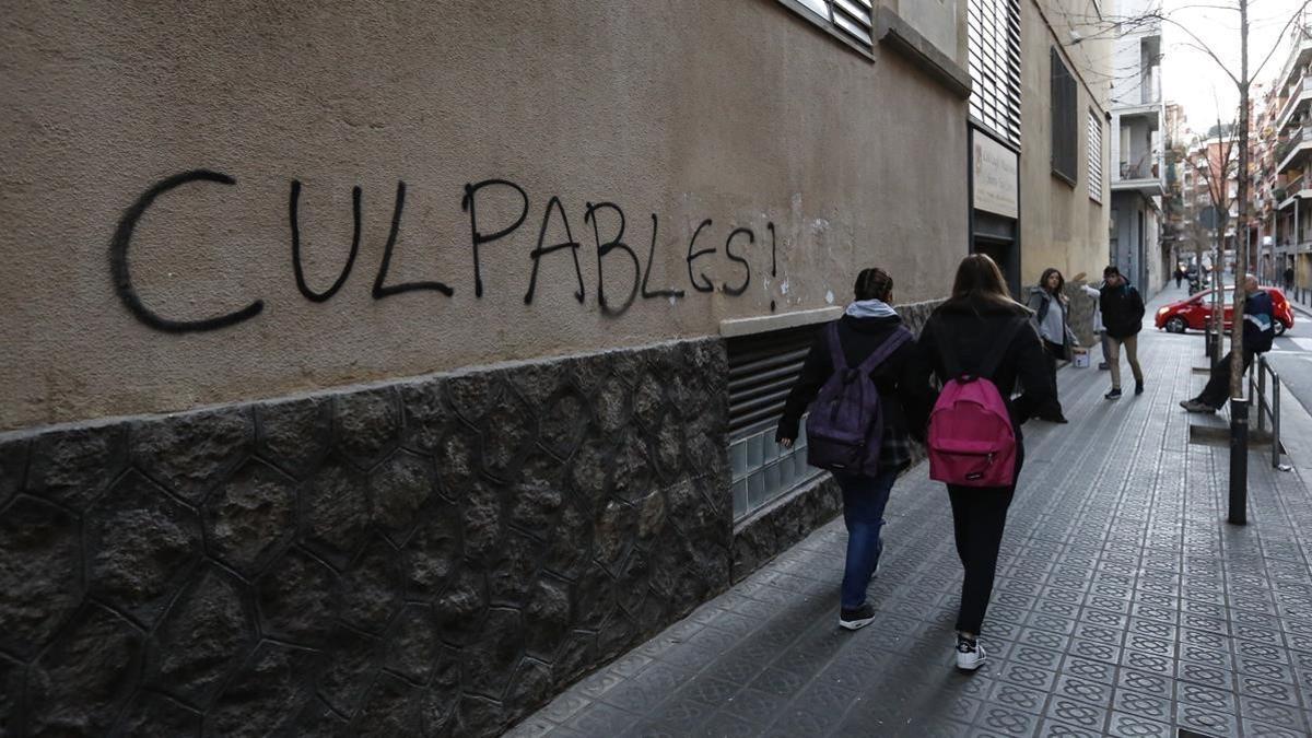 Pintada en la pared del colegio de los Maristas de Sants de Barcelona  en contra la pederastia