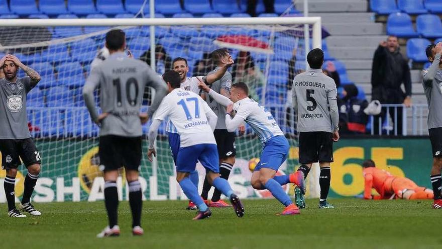 Ontiveros celebra el definitivo 4-3 ante la desesperación de los jugadores deportivistas.