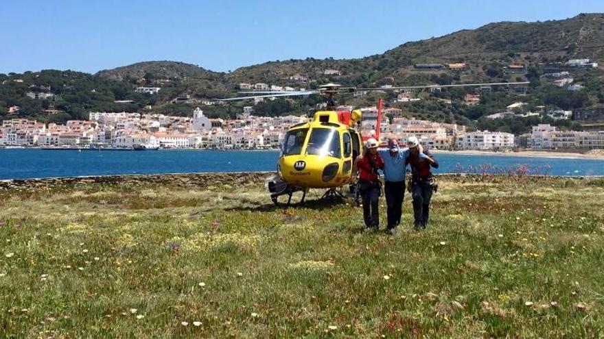 La Guàrdia Municipal i els Bombers traslladant el ferit de l&#039;helicòpter cap a l&#039;ambulància