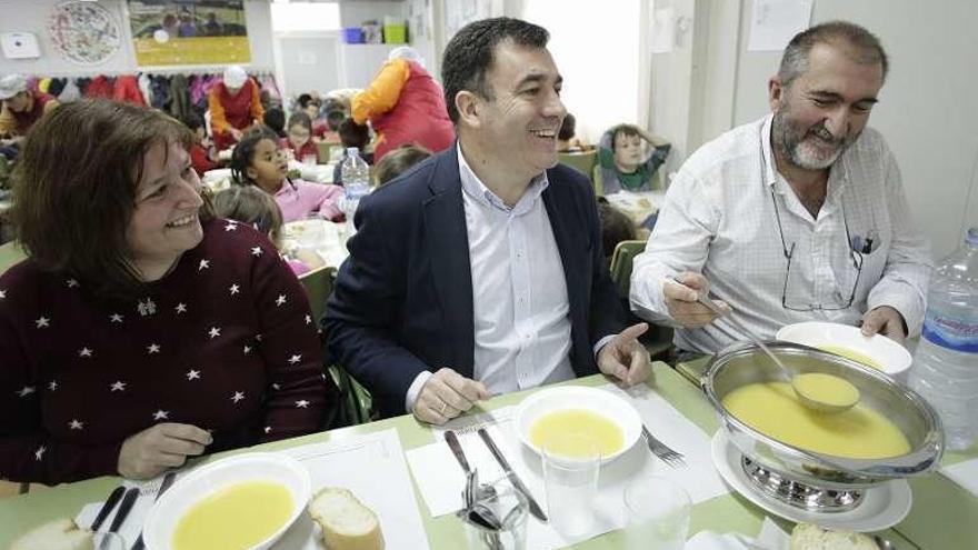 El conselleiro, ayer, en el comedor del colegio Portofaro.