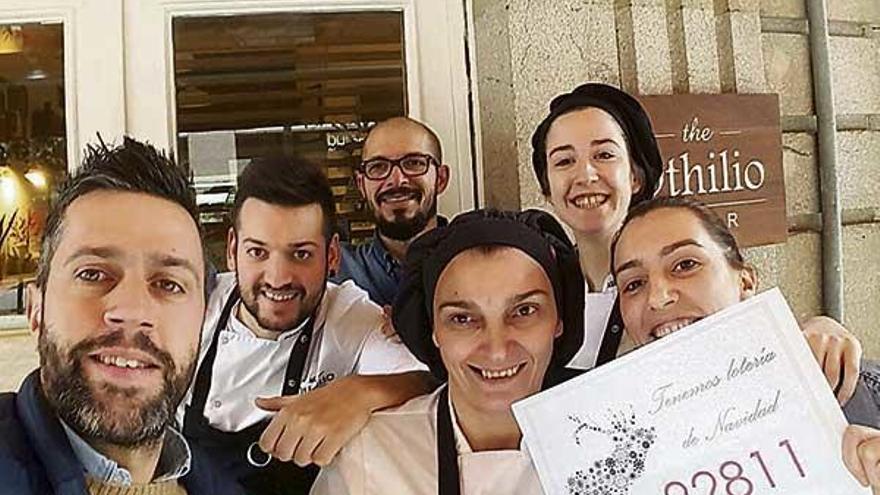 Cualquier premio merece la pena - Carlos Rodal no había repartido ni recibido ningún premio del Sorteo Extraordinario nunca. Hasta ayer. Una pedrea sorprendió a este &quot;gerente, cocinero y lo que haga falta&quot; en su bar, The Othilios. Clientes y trabajadores lo celebraron son este selfie que subieron a una red social para felicitar a los premiados. Allí sus allegados les dejaron mensajes de enhorabuena. Todo el equipo estaba muy satisfecho por haber repartido suerte &quot;entre gente que lo va a disfrutar mucho&quot;.