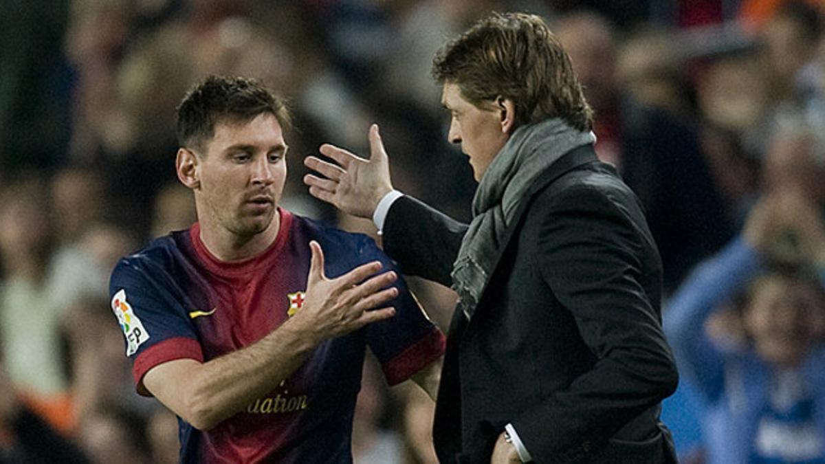 Tito anima a Messi antes de que el delantero entre en el campo en el partido contra el Betis