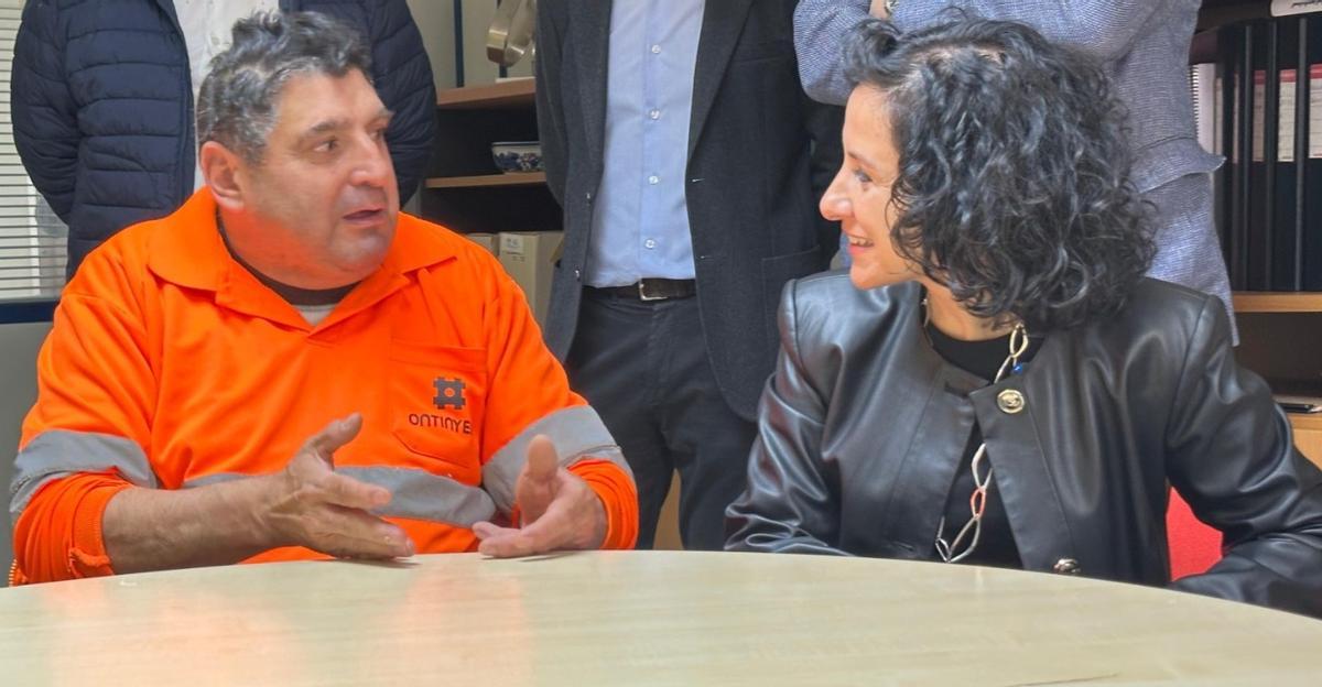 La consellera Elena Albalat habla con uno de los trabajadores del Ayuntamiento de Ontinyent.