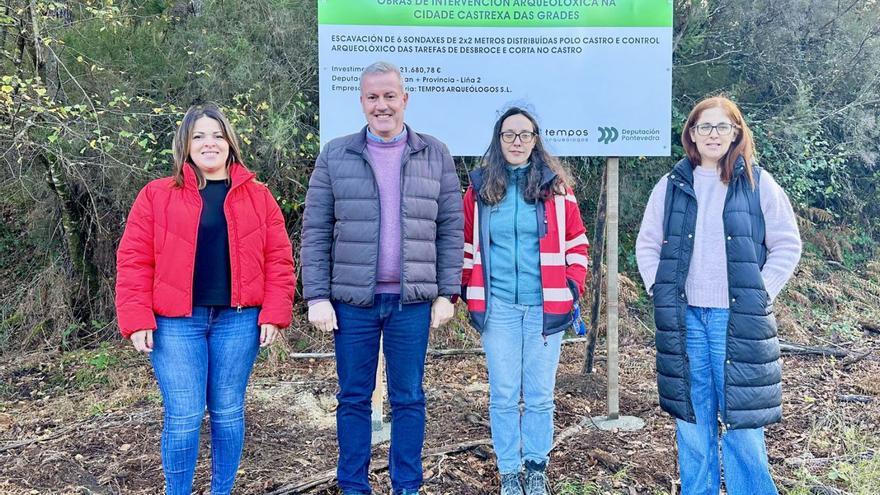 Luis Piña, xunto a arqueóloga Oria Ferreiro Diz, Mª José Rodríguez e  Eva María Rivas.   | // D.P.