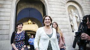 La ganadora de las elecciones municipales en Barcelona, Ada Colau (BC), junto a Laia Ortiz y Janet Sanz antes de dar la rueda de prensa delante del Ajuntament de Barcelona.