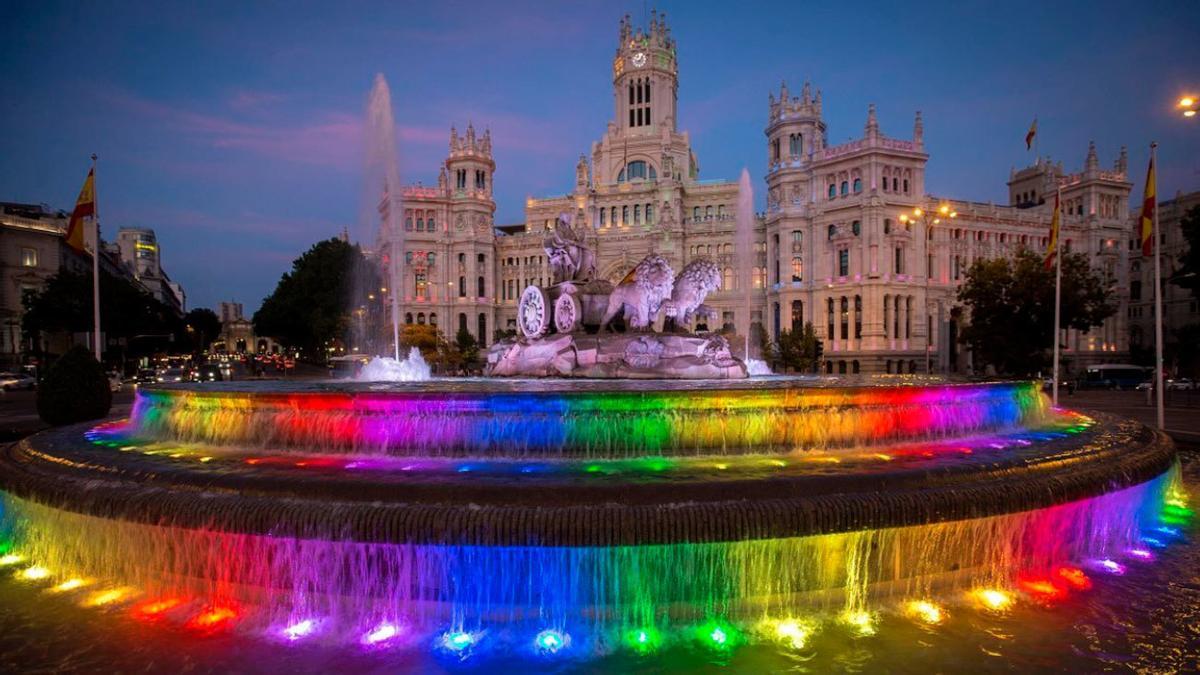 LA fuente de Cibeles iluminada con los colores de la bandera LGTBI en una imagen de archivo.
