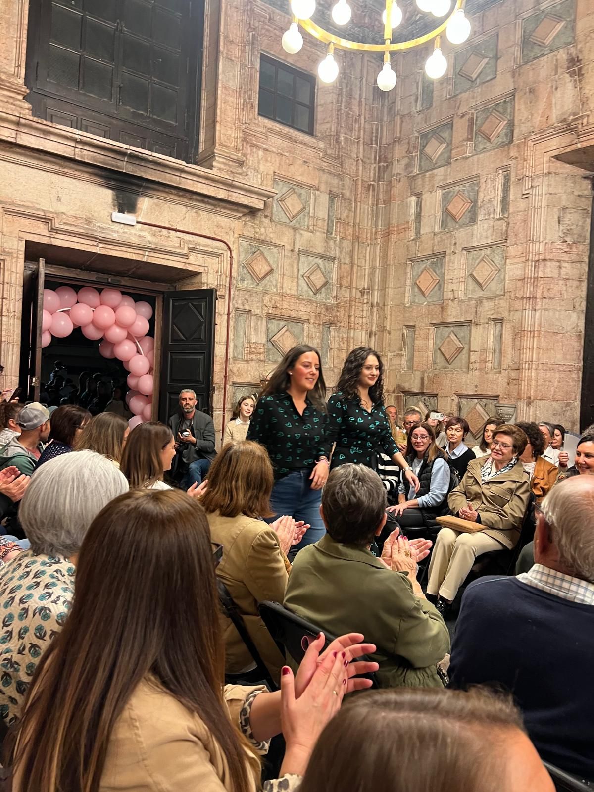 El desfile de moda solidario de Grado, en imágenes