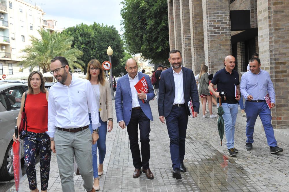 PSOE y Compromís sellan el pacto de gobierno de Elche en el claustro de San José