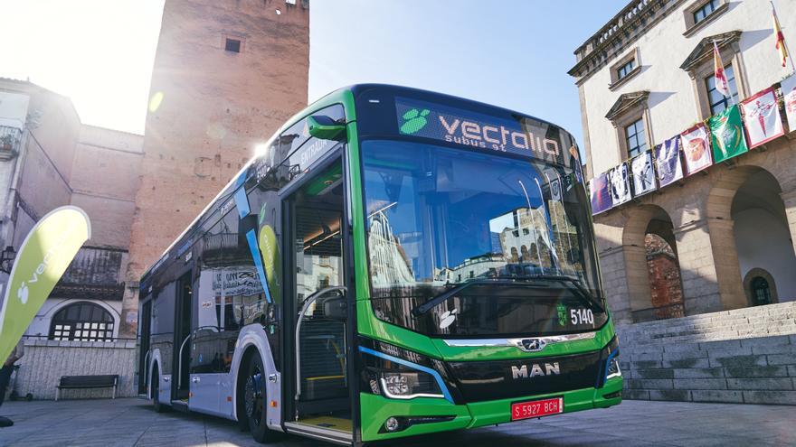 El servicio de autobuses urbanos de Cáceres estrena su primer vehículo eléctrico