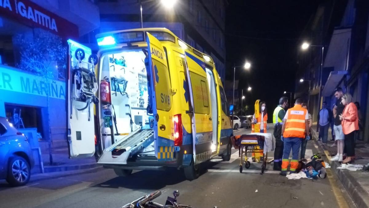 Personal del 061 atiende al motorista herido en el lugar del accidente, ayer, en Vila de Cruces.