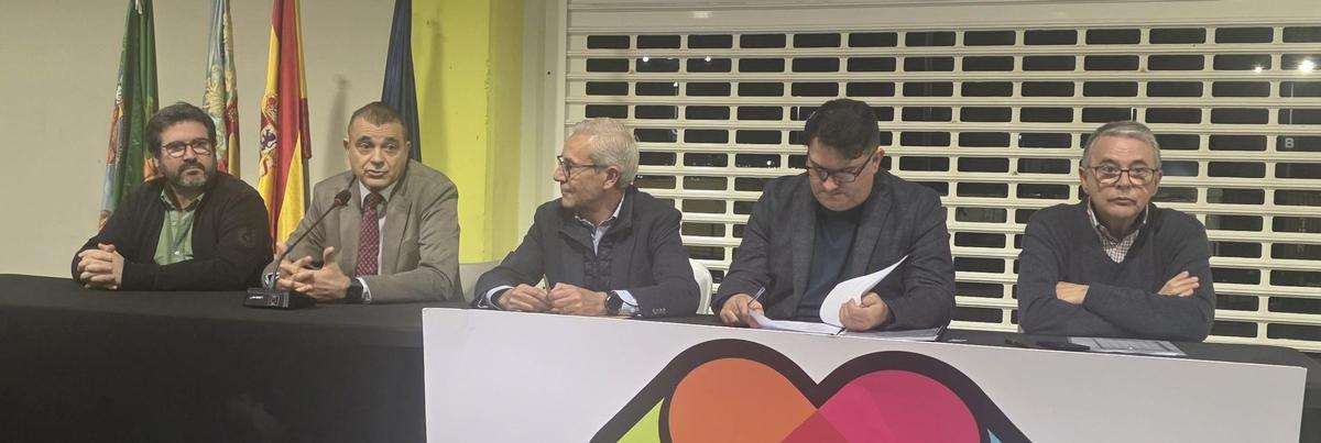 El secretario se dirige a los congresistas
