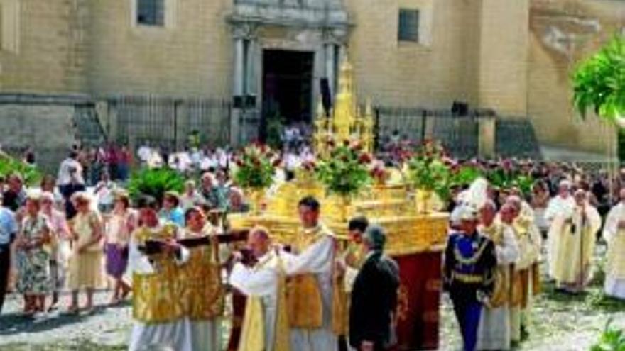 El clero pacense asiste a la celebración del Corpus