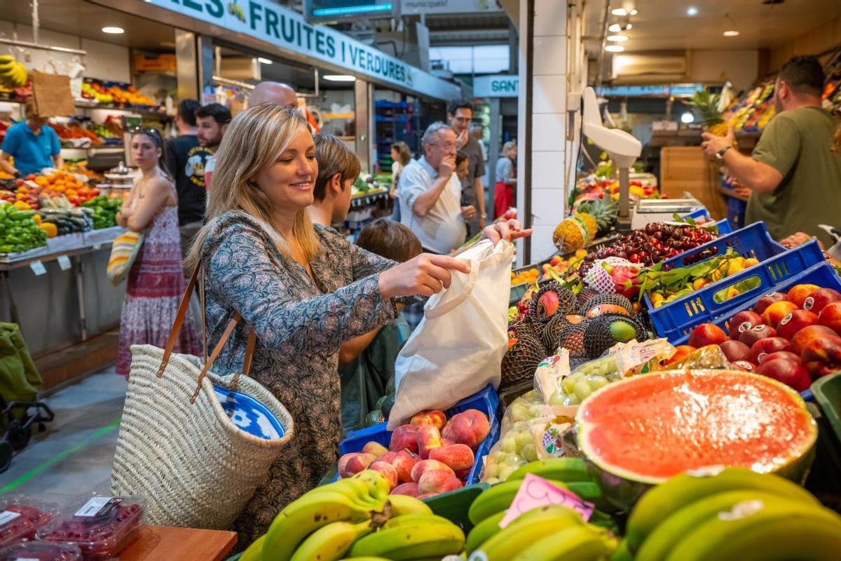 Patricia Guasp compra fruta y verdura.