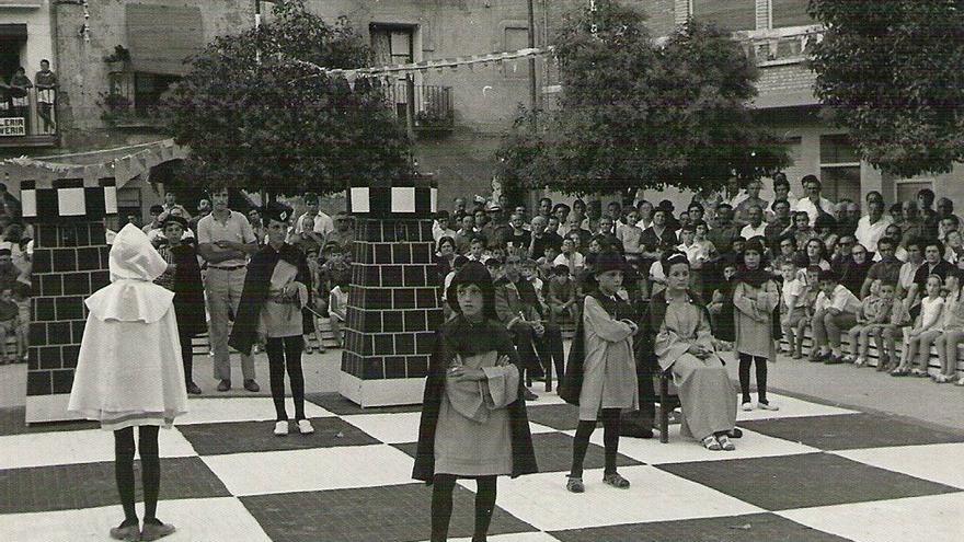 Año 1968. Primera partida de ajedrez viviente celebrada en Caspe. (Col. Marga Moreno)