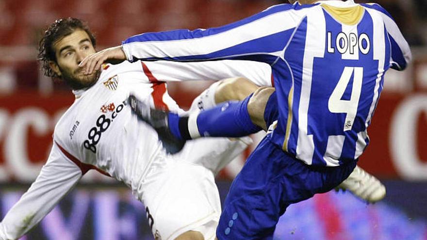 Lopo y Maresca pugnan por hacerse con el control de un balón.