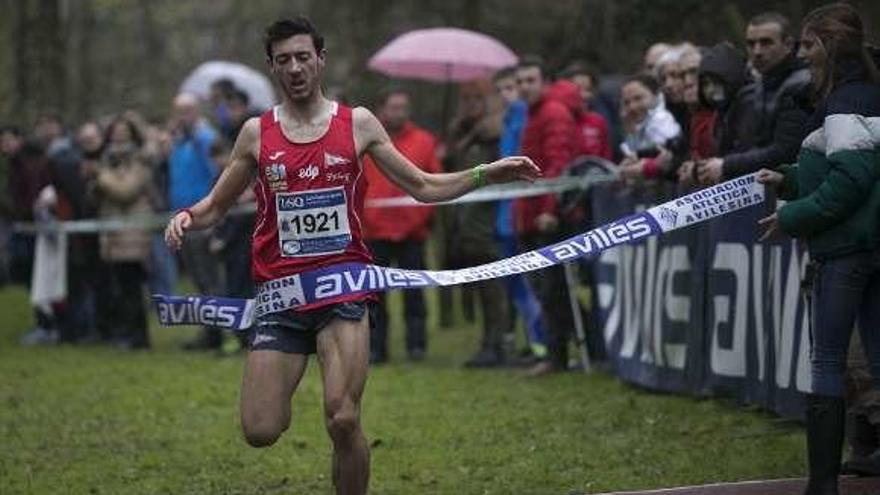 Gonzalo Díaz, del Grupo Covadonga, cruza la línea de meta para cerrar la victoria en el relevo mixto.