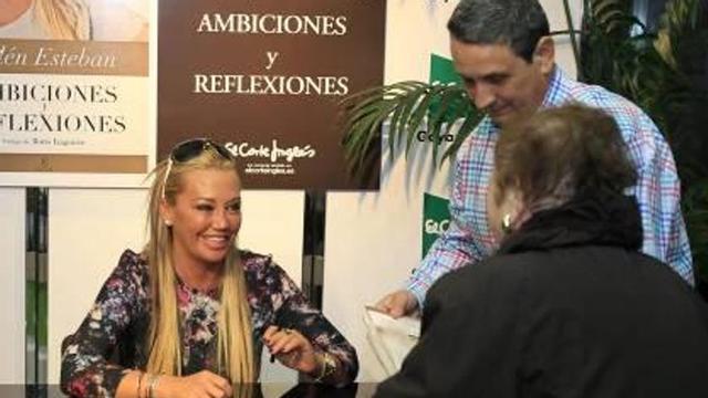Belén Esteban en una firma de ejemplares de su libro.