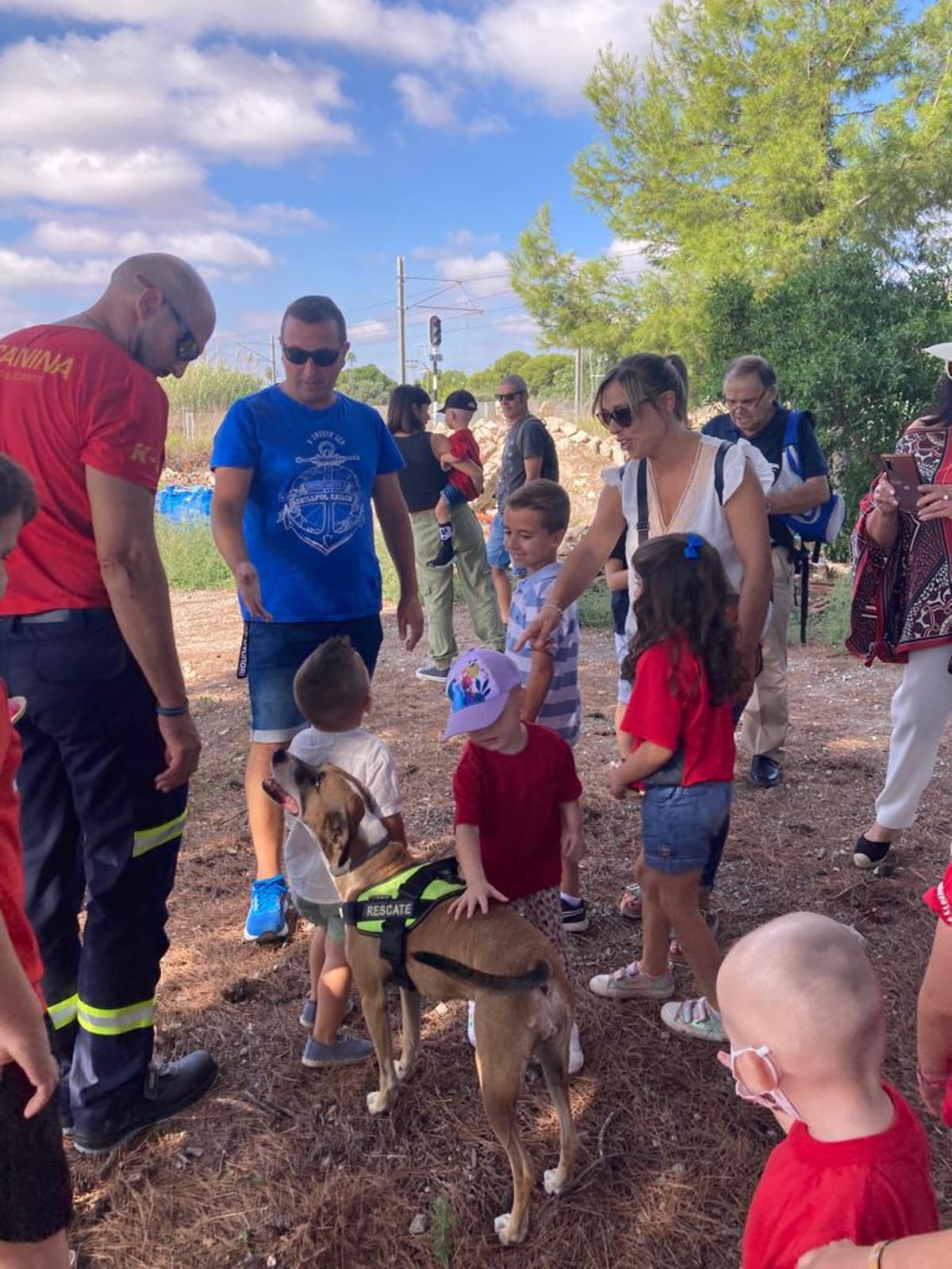 Menores que participan en el proyecto con los bomberos