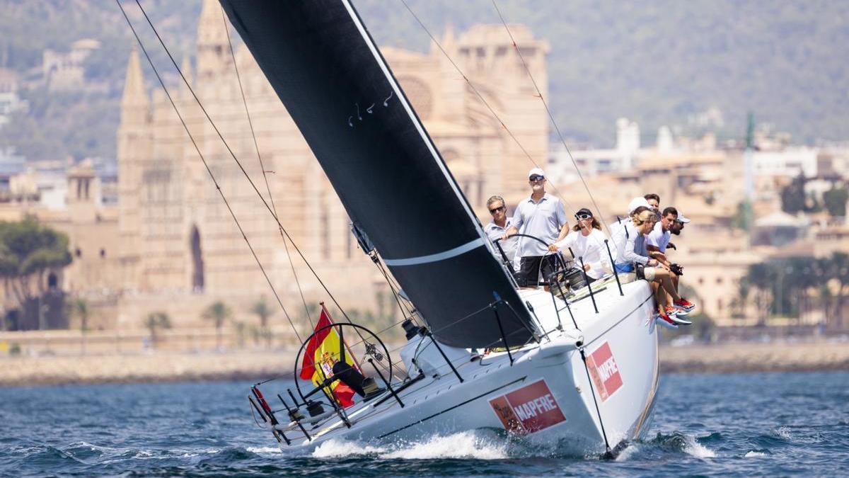 El Rey Felipe VI a la caña del Aifos en la bahía de Palma